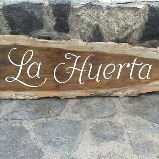 Cartel de madera pintado a mano para finca Hacienda Cristoforo Tenerife