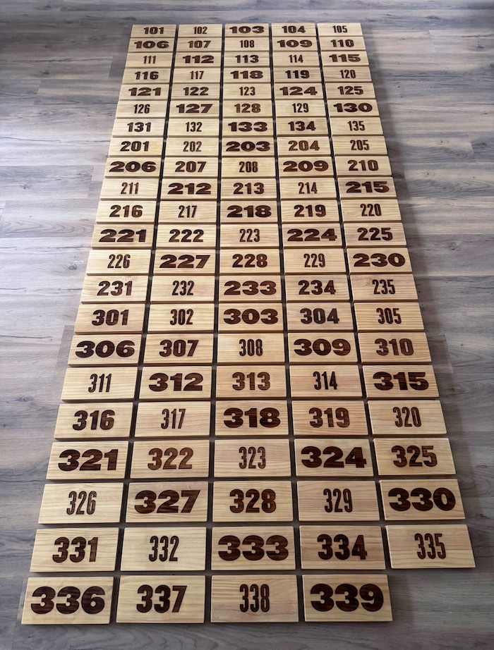 señalética-en-madera-carteles-sostenibles